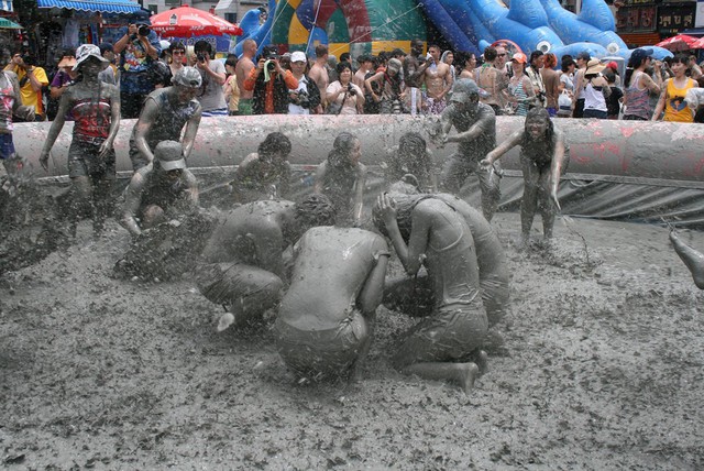 Lễ hội tắm bùn lớn nhất thế giới ở Hàn Quốc - Ảnh 2.