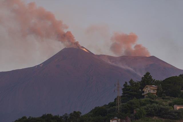 Italy và Peru ứng phó khẩn cấp trước hoạt động của núi lửa - Ảnh 1.