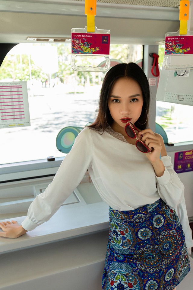 Thí sinh Miss World Vietnam “lột xác” thành các fashionista... trên xe bus - Ảnh 12.