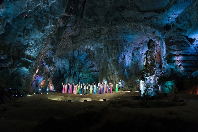 Đạo diễn Hoàng Nhật Nam đưa dàn mẫu trình diễn thời trang trong... hang động - Ảnh 5.