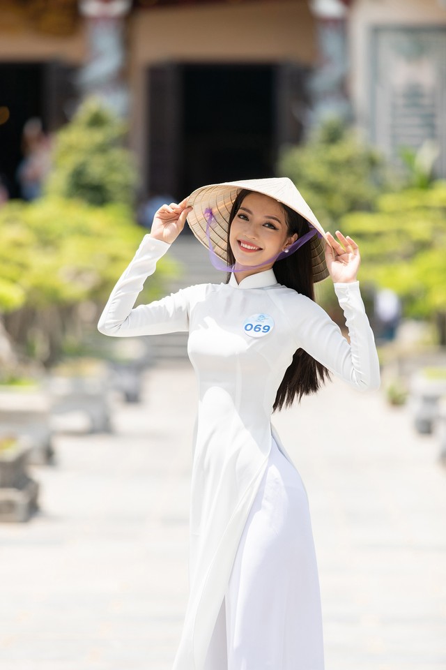 Thí sinh Miss World Việt Nam diện áo dài, nón lá check-in khắp Đà Nẵng - Ảnh 6.
