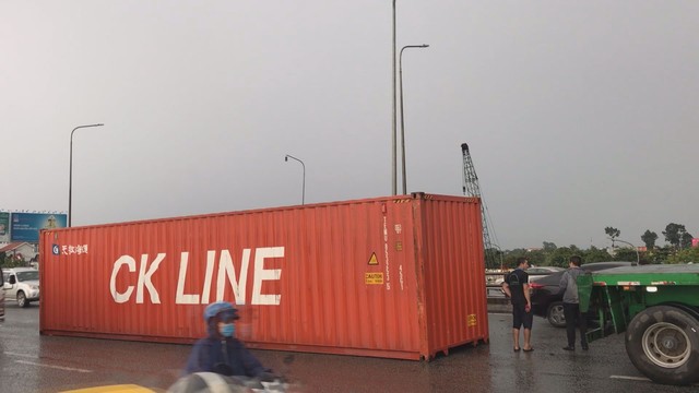 Thùng container bị lật, đè lên xe tải trên cầu Đồng Nai - Ảnh 1.