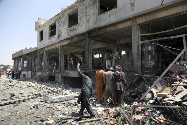 Đánh bom liên hoàn tại Kabul (Afghanistan) gây nhiều thương vong - Ảnh 6.