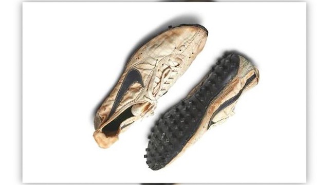 Đôi giày cũ có giá gần 450.000 USD - Ảnh 1.