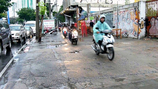 Thái Lan xử phạt nặng người đi xe máy chiếm đường của người đi bộ - Ảnh 1.