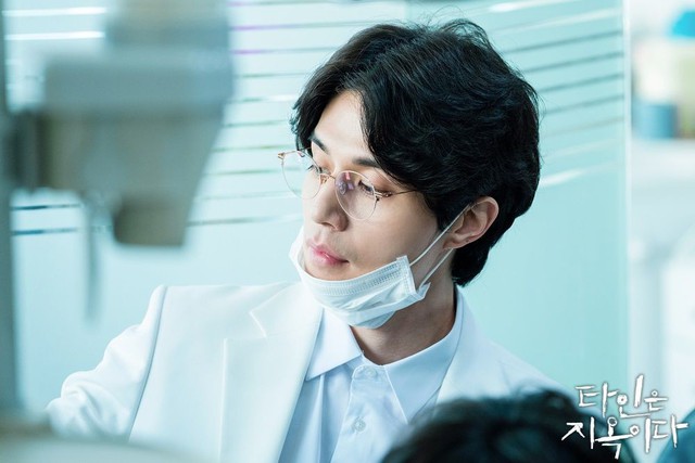 Lee Dong Wook hóa bác sỹ bí ẩn trong phim mới - Ảnh 1.