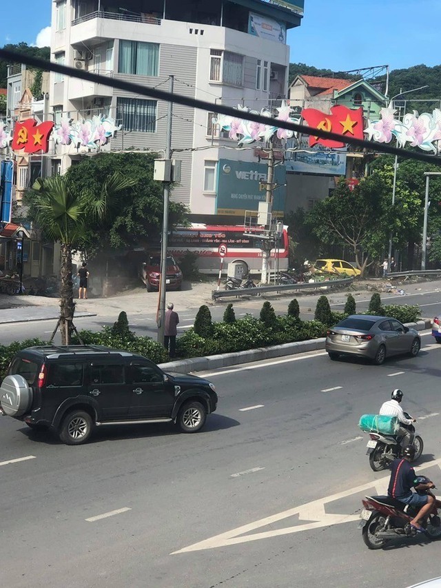 Xe khách đâm hàng loạt xe máy tại Quảng Ninh - Ảnh 4.