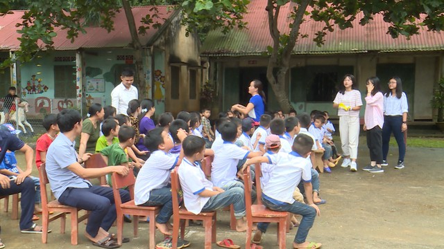Quỹ Tấm lòng Việt và du học sinh Mỹ khoác chiếc áo mới cho điểm trường vùng cao - Ảnh 13.