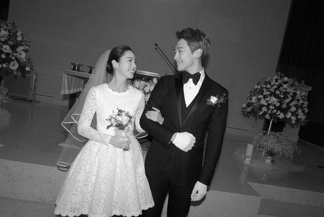Hình cưới hiếm của Bi Rain - Kim Tae Hee được tiết lộ. Đây là một trong những bộ ảnh cưới đẹp nhất và đầy ý nghĩa nhất của làng giải trí Hàn Quốc. Những bức hình đặc biệt này đã ghi lại những khoảnh khắc tuyệt đẹp và đầy cảm xúc của cặp đôi này. Bạn không muốn bỏ lỡ cơ hội để thưởng thức bộ ảnh tuyệt vời này.