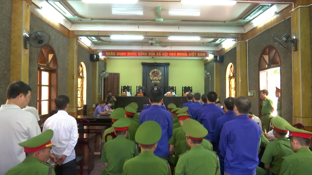 Tuyên phạt 17 bị cáo vụ án sai phạm đền bù dự án thủy điện Sơn La - Ảnh 2.