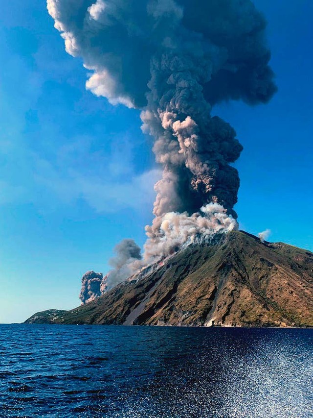 Núi lửa phun trào trên đảo du lịch Stromboli, Italy - Ảnh 2.