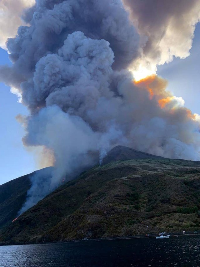 Núi lửa phun trào trên đảo du lịch Stromboli, Italy - Ảnh 3.
