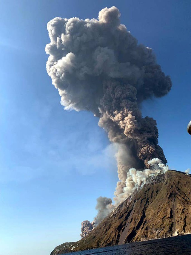 Núi lửa phun trào trên đảo du lịch Stromboli, Italy - Ảnh 4.