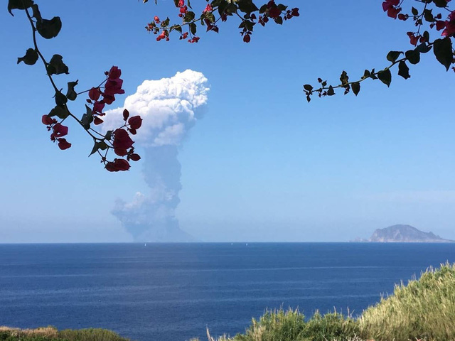 Núi lửa phun trào trên đảo du lịch Stromboli, Italy - Ảnh 5.