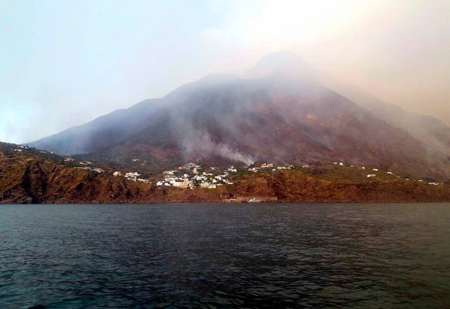 Núi lửa phun trào trên đảo du lịch Stromboli, Italy - Ảnh 7.