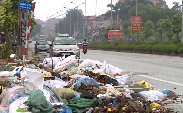 Người dân gần bãi rác Nam Sơn dỡ lều bạt, mở đường cho xe rác vào - Ảnh 3.