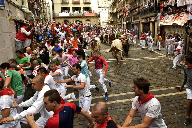 Nhiều người bị thương trong lễ hội Chạy đua cùng bò tót - Ảnh 2.