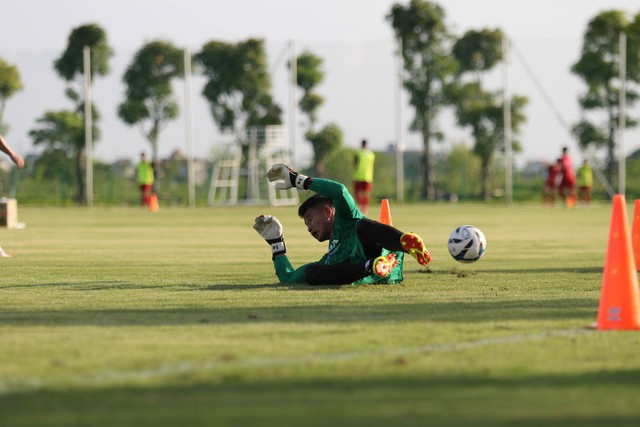 Lần đầu ra mắt thầy Park, các cầu thủ U23 Việt Nam tập luyện hăng say - Ảnh 8.