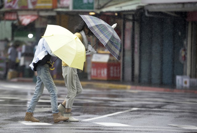 Đài Loan, Trung Quốc đối phó khẩn cấp với siêu bão Lekima - Ảnh 1.