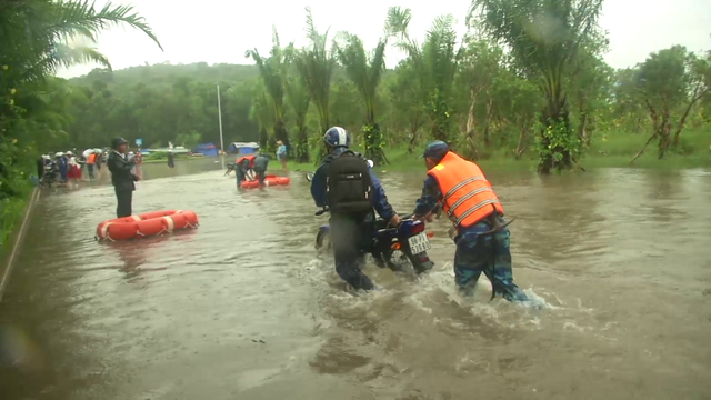 Bộ Tư lệnh vùng 5 Hải quân hỗ trợ người dân trong mưa lũ - Ảnh 4.