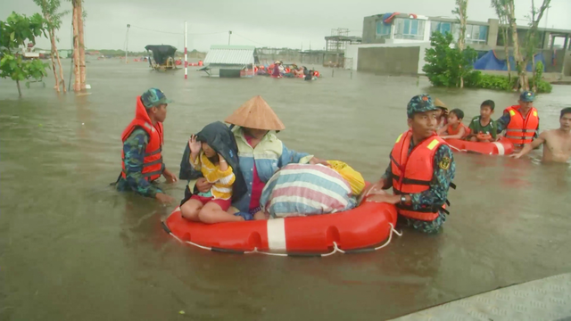Bộ Tư lệnh vùng 5 Hải quân hỗ trợ người dân trong mưa lũ - Ảnh 2.