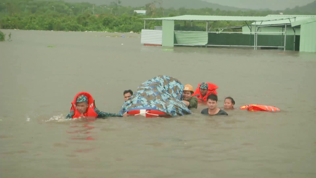 Bộ Tư lệnh vùng 5 Hải quân hỗ trợ người dân trong mưa lũ - Ảnh 3.