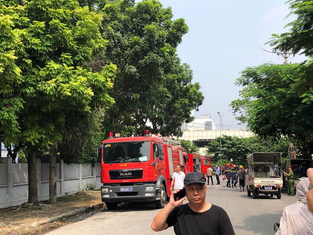 Cháy lớn ngùn ngụt gần Aeon Mall Long Biên, Hà Nội - Ảnh 9.