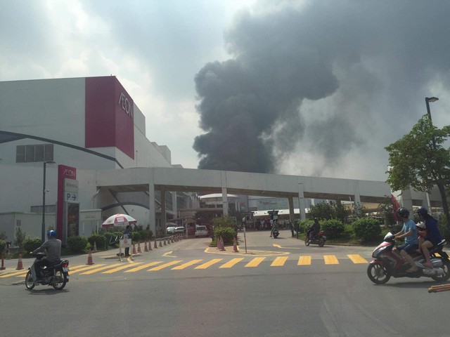 Cháy lớn ngùn ngụt gần Aeon Mall Long Biên, Hà Nội - Ảnh 5.