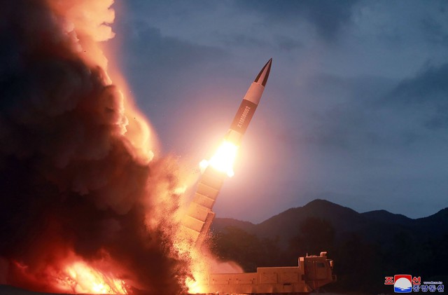 Triều Tiên tuyên bố đã thử vũ khí mới, đe dọa cắt đứt liên lạc với Hàn Quốc - Ảnh 1.
