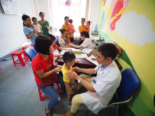 3.300 trẻ em trên địa bàn tỉnh Bắc Giang được khám sàng lọc tim bẩm sinh miễn phí - Ảnh 8.