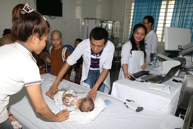 3.300 trẻ em trên địa bàn tỉnh Bắc Giang được khám sàng lọc tim bẩm sinh miễn phí - Ảnh 12.