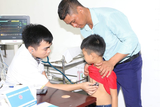 3.300 trẻ em trên địa bàn tỉnh Bắc Giang được khám sàng lọc tim bẩm sinh miễn phí - Ảnh 13.
