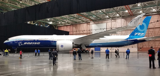 Tập đoàn Boeing hoãn bàn giao dòng máy bay thân rộng 777X - Ảnh 1.
