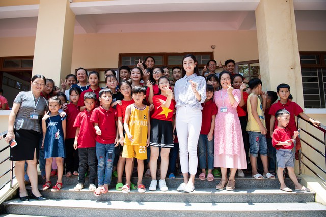 Về thăm trường cũ ở Cao Bằng, Hoa hậu Lương Thùy Linh bất ngờ được tổ chức sinh nhật - Ảnh 10.