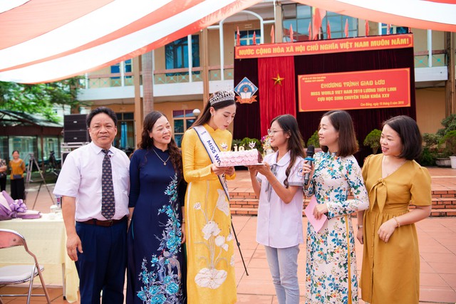 Về thăm trường cũ ở Cao Bằng, Hoa hậu Lương Thùy Linh bất ngờ được tổ chức sinh nhật - Ảnh 7.
