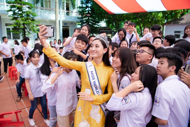 Về thăm trường cũ ở Cao Bằng, Hoa hậu Lương Thùy Linh bất ngờ được tổ chức sinh nhật - Ảnh 4.