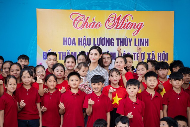 Về thăm trường cũ ở Cao Bằng, Hoa hậu Lương Thùy Linh bất ngờ được tổ chức sinh nhật - Ảnh 9.