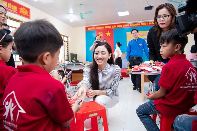 Về thăm trường cũ ở Cao Bằng, Hoa hậu Lương Thùy Linh bất ngờ được tổ chức sinh nhật - Ảnh 8.