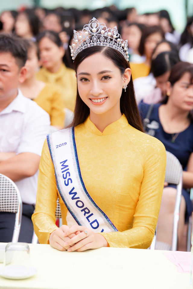 Về thăm trường cũ ở Cao Bằng, Hoa hậu Lương Thùy Linh bất ngờ được tổ chức sinh nhật - Ảnh 2.