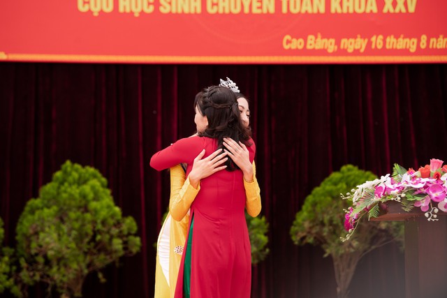 Về thăm trường cũ ở Cao Bằng, Hoa hậu Lương Thùy Linh bất ngờ được tổ chức sinh nhật - Ảnh 3.
