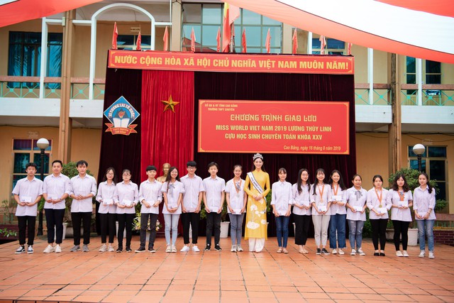 Về thăm trường cũ ở Cao Bằng, Hoa hậu Lương Thùy Linh bất ngờ được tổ chức sinh nhật - Ảnh 6.