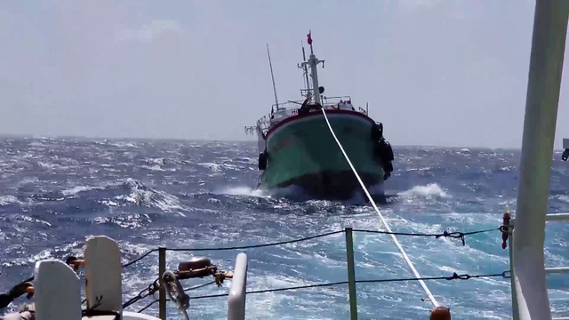 Cứu nạn thành công 2 tàu cá trôi dạt trên biển - Ảnh 1.