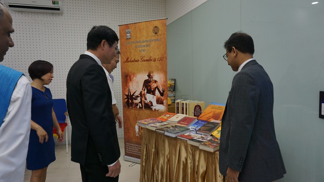 Đại sứ quán Ấn Độ tặng 36 cuốn sách cho Thư viện Quốc gia Việt Nam - Ảnh 4.