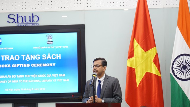 Đại sứ quán Ấn Độ tặng 36 cuốn sách cho Thư viện Quốc gia Việt Nam - Ảnh 2.