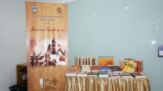 Đại sứ quán Ấn Độ tặng 36 cuốn sách cho Thư viện Quốc gia Việt Nam - Ảnh 3.