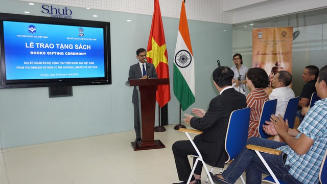 Đại sứ quán Ấn Độ tặng 36 cuốn sách cho Thư viện Quốc gia Việt Nam - Ảnh 1.