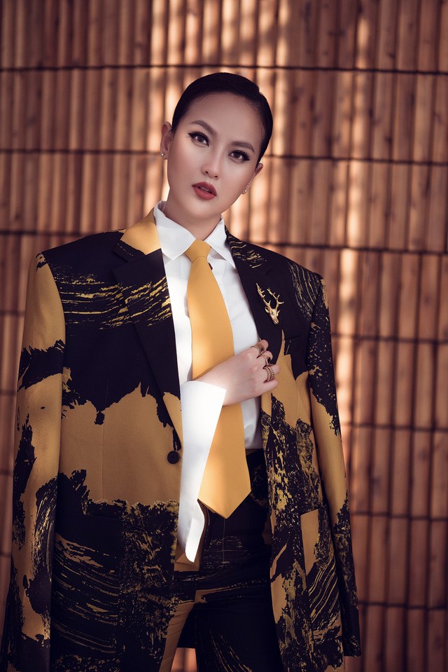 Hoa hậu Khánh Ngân gây bất ngờ khi diện đồ như quý ông đi dự sự kiện - Ảnh 3.