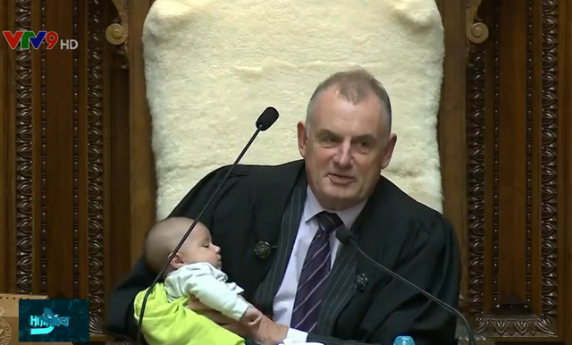 Chủ tịch Hạ viện New Zealand cho em bé uống sữa ngay trong lúc tranh luận - Ảnh 1.