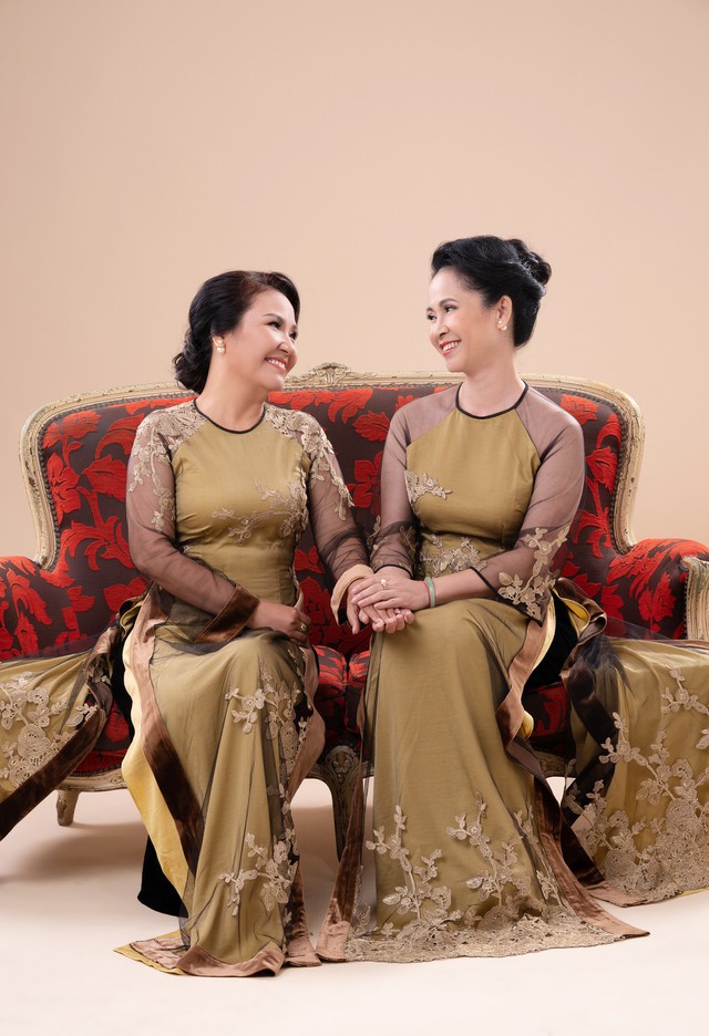 Hai mẹ chồng quốc dân tụ hội, uyển chuyển trong BST áo dài đôi của NTK Đức Hùng - Ảnh 8.