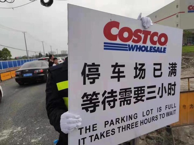 Siêu thị Costco đầu tiên tại Trung Quốc “thất thủ” trong ngày khai trương - Ảnh 1.